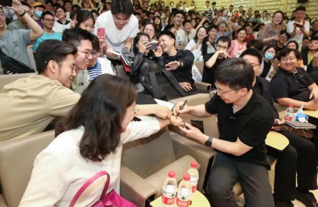 他獲得美國科技最高獎(jiǎng)(圖3)